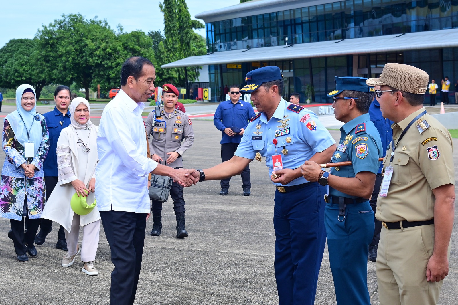 Danlanud Sultan Hasanuddin Dan Forkopimda Sambut Kedatangan Presiden RI Joko Widodo di Lanud Sultan Hasanuddin