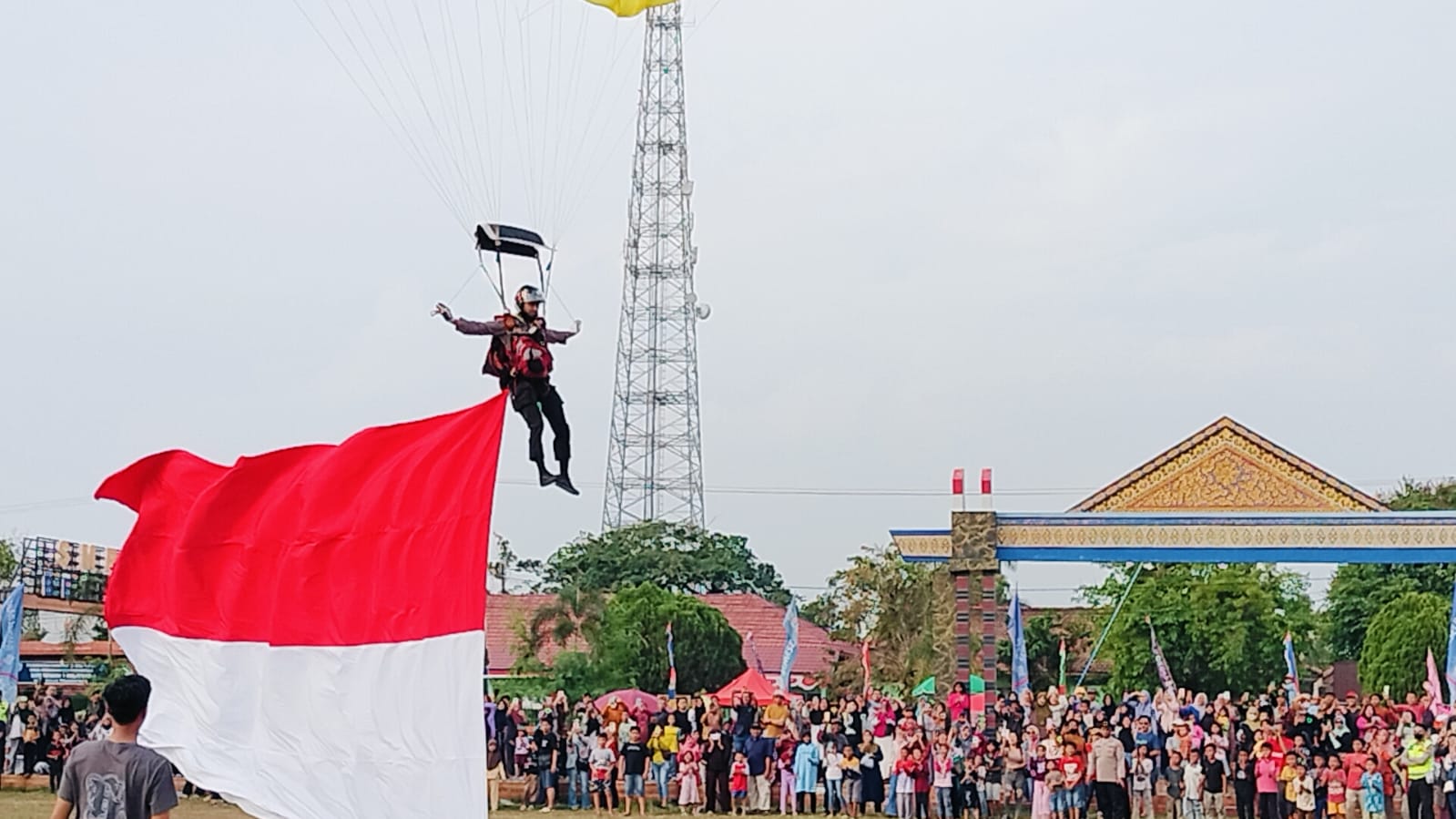 HUT RI ke 79, Polres OKU Timur Persembahkan Atraksi Terjun Payung