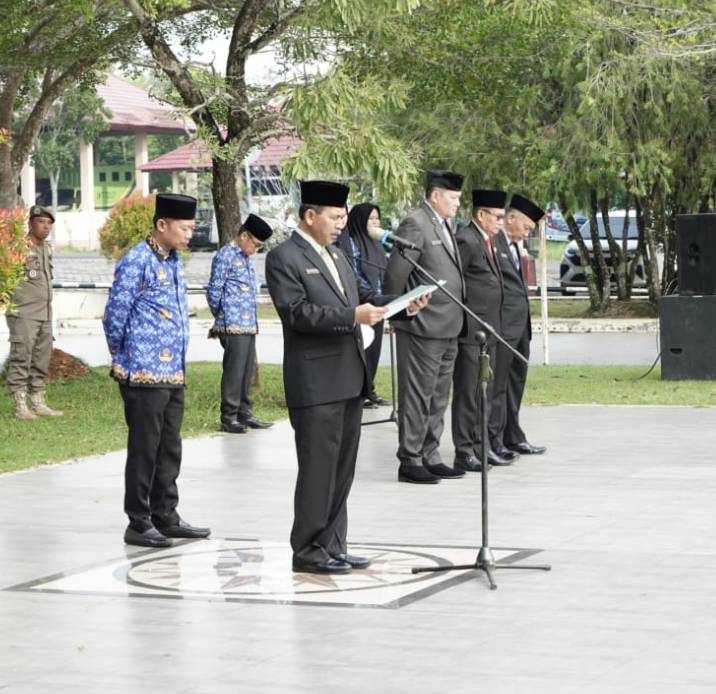 Bupati OKU Timur melalui Sekretaris Daerah H. Jumadi, S.Sos. memimpin upacara peringatan Hari Otonomi Daerah ke XXIX Tahun 2025