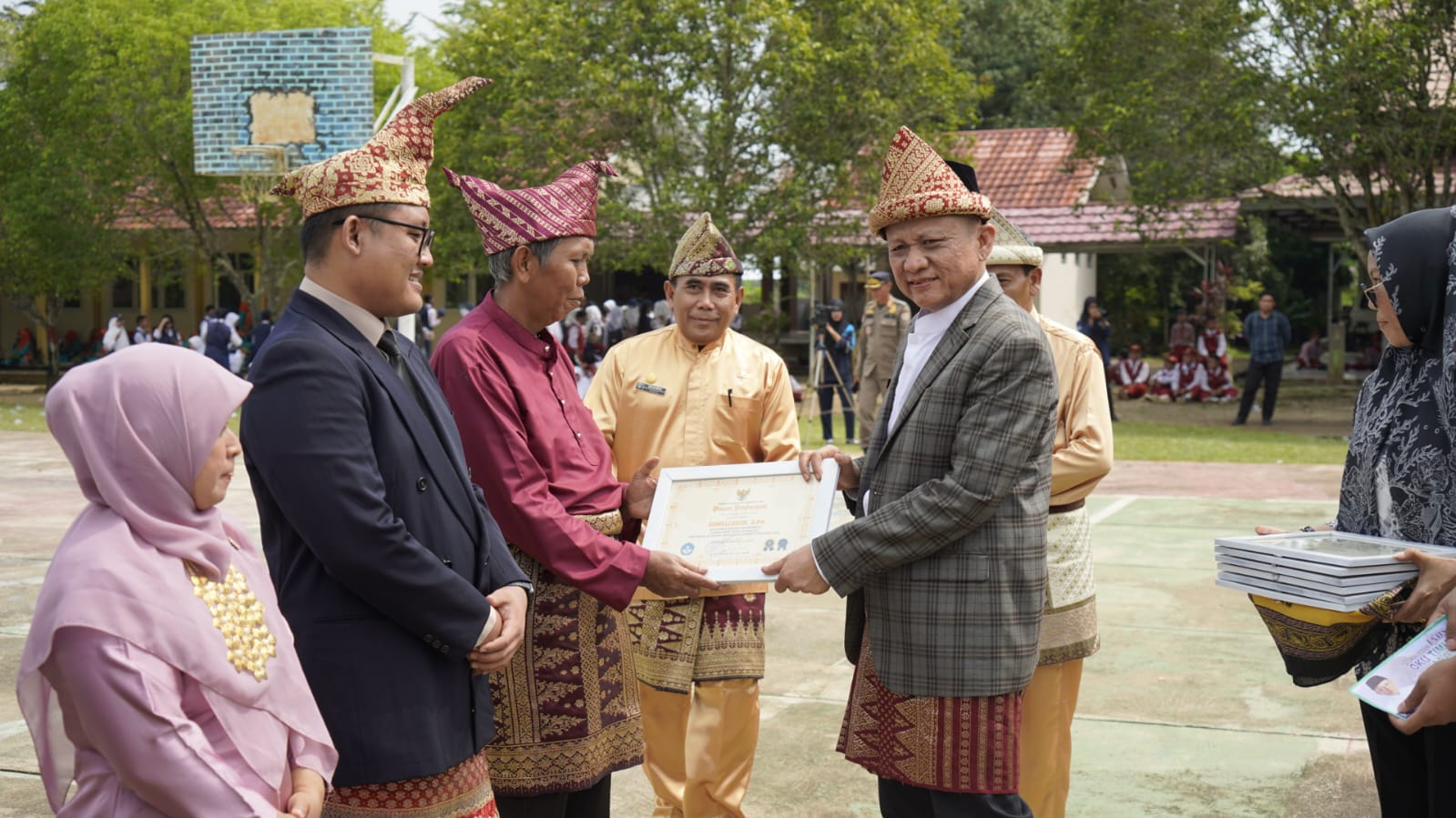 Bupati Lanosin Menjadi Pembina Upacara di SMK Negeri 1 Martapura, Dalam Rangka Memperingati Hardiknas
