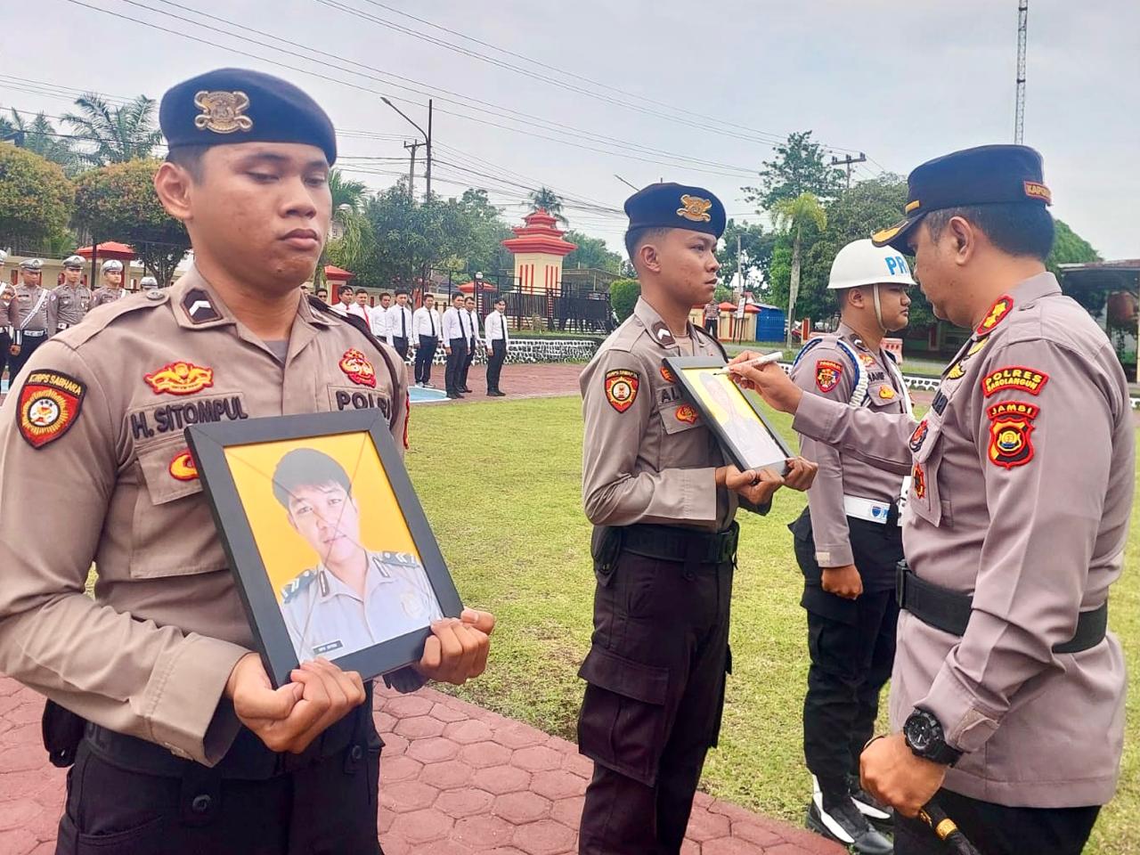 Kapolres Sarolangun Pimpin Upacara Pemberhentian Tidak Dengan Hormat Tiga Anggotanya