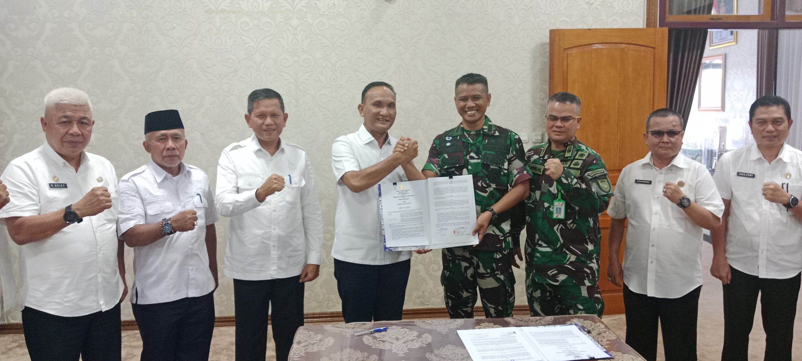 Bupati Sarolangun dan Dandim 0420/Sarko Teken MoU Karya Bakti TNI: Buka Akses Jalan Terisolir di Batang Asai