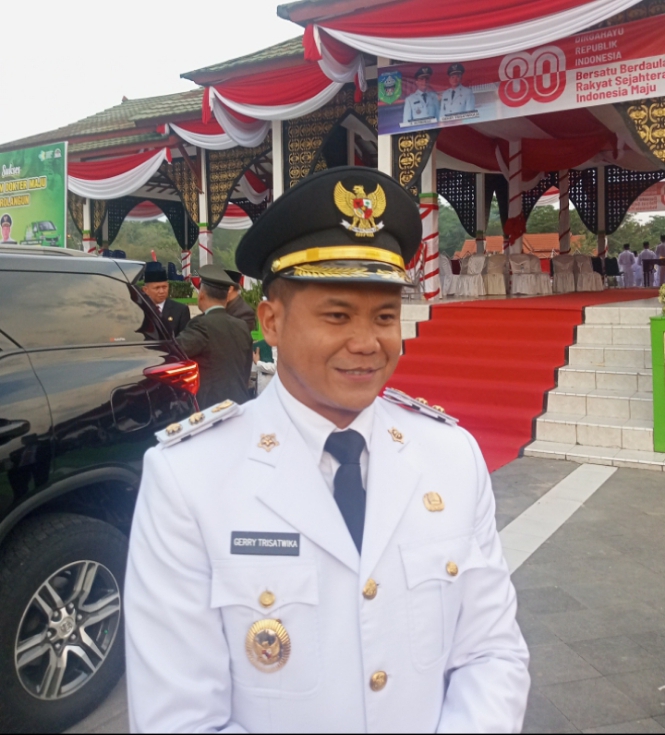 Wabup Gerry Satwika Pimpin Upacara Penurunan Bendera HUT RI ke-80 di Sarolangun
