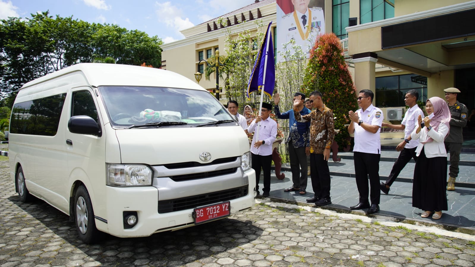 Lepas 10 Jemaah Umroh, Bupati Sebut Bentuk Apresiasi Pemerintah Daerah OKU Timur Terhadap Para Insan Berprestasi dan Mengabdi Pada Masyarakat