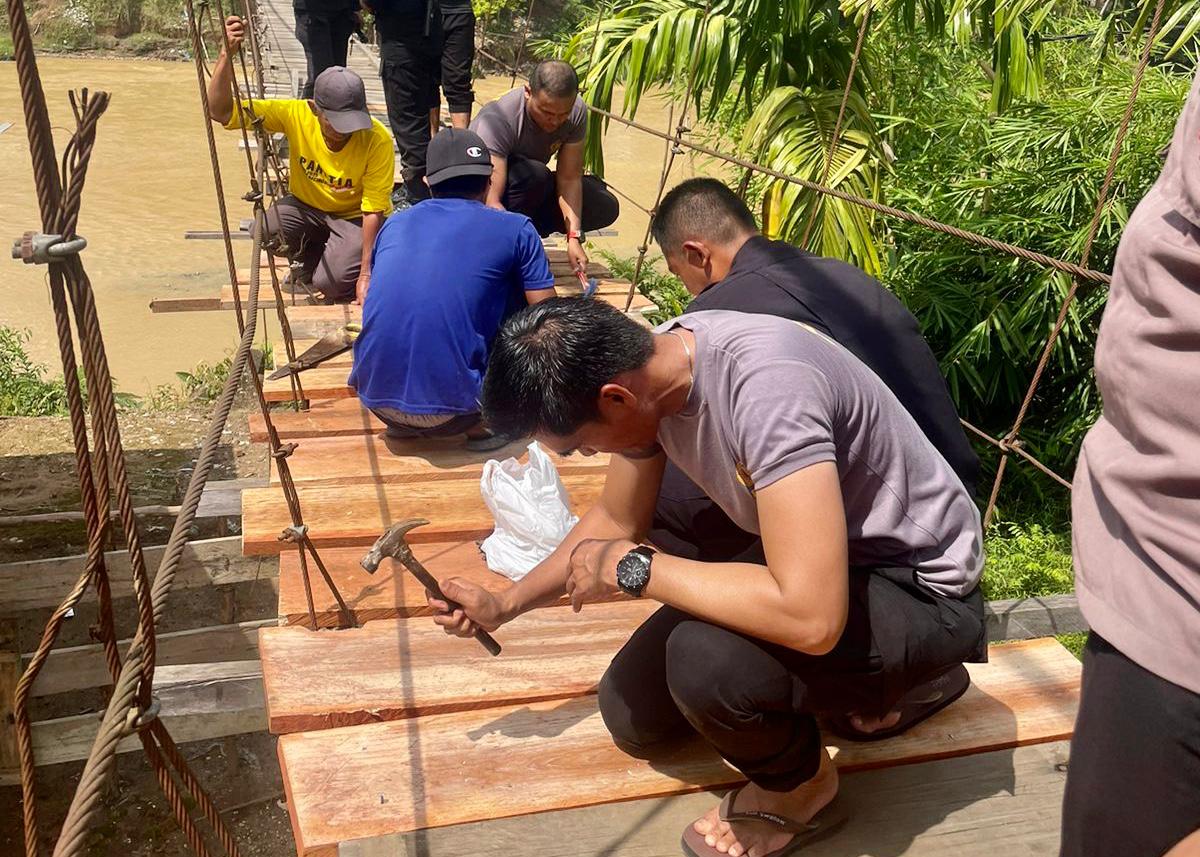 Kondisinya Memprihatinkan, Polres Sarolangun Bersama Brimobda Jambi Bantu Perbaiki Jembatan Gantung di Desa Teluk Kecimbung