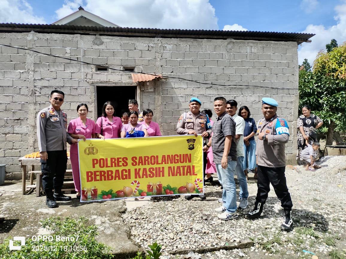 Sambut Natal 2025, Personel Polres Sarolangun Salurkan Bansos kepada Jemaat Kurang Mampu