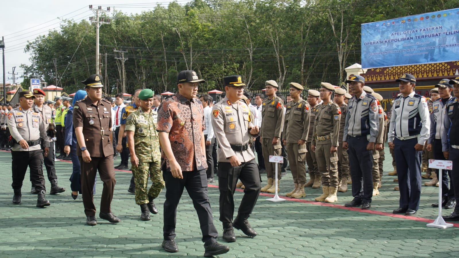 Bupati OKU Timur Pimpin Apel Gelar Pasukan Operasi Lilin 2025 Polres OKU Timur