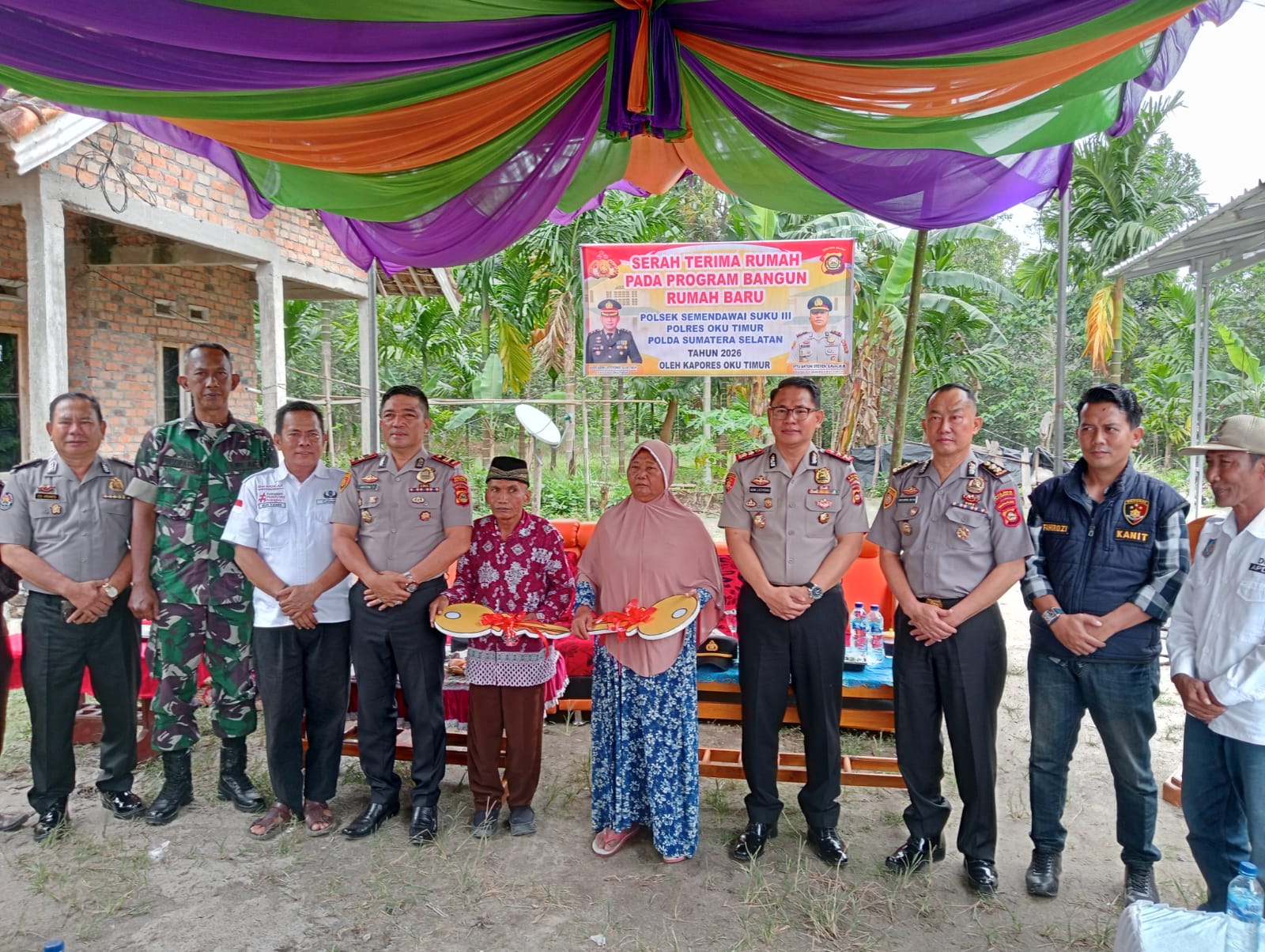 Kapolres OKU Timur Serahkan Rumah Bangunan Baru kepada Warga yang tidak Mampu