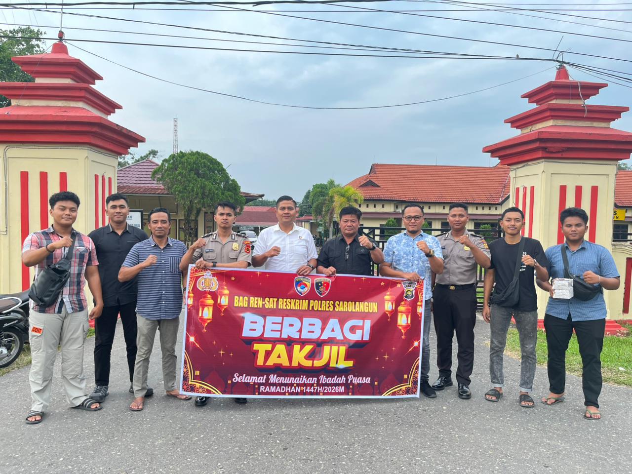Menjelang Magrib, Sat Reskrim Polres Sarolangun Turun ke Jalan, 60 Paket Takjil Dibagikan di Simpang Pelawan