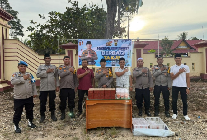 Polres Sarolangun Berbagi Takjil di Pelawan Singkut, Pererat Silaturahmi di Bulan Suci Ramadhan 1447 H