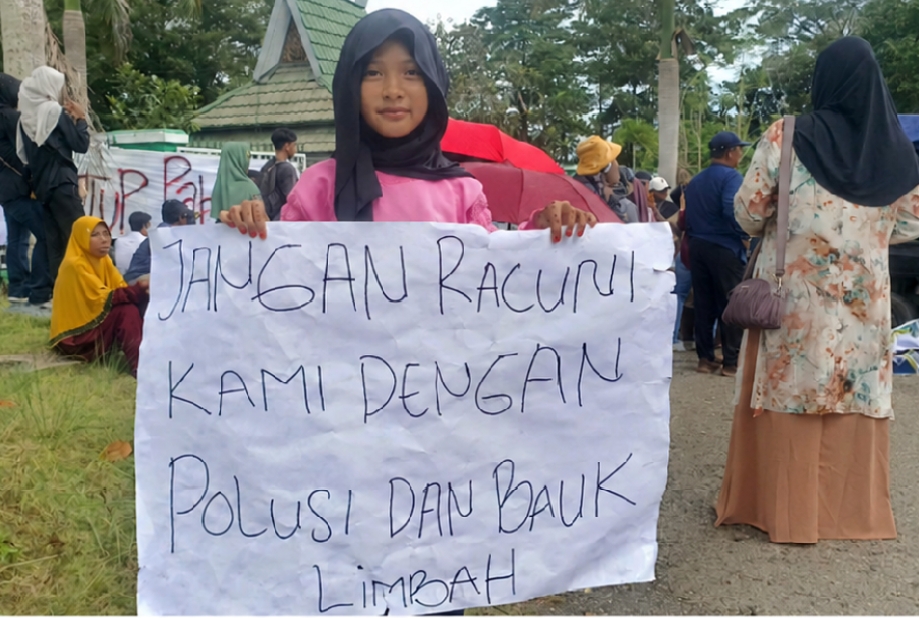 Emak-Emak Pelawan Jaya, Mahasiswa dan LSM Geruduk Kantor Bupati! PT SMM Diminta Ditutup Karena Bau Menyengat Diduga Ganggu Kesehatan Warga